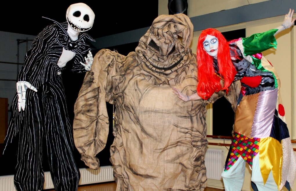 halloween themed stilt walkers uk