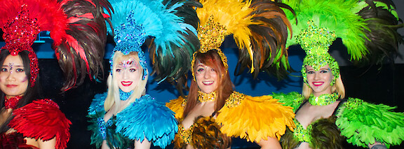 hire carnival stilt walkers